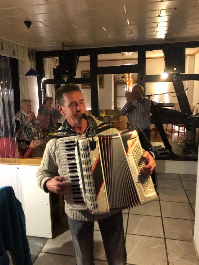 Alleinunterhalter mit Akkordeon in der Gaststube