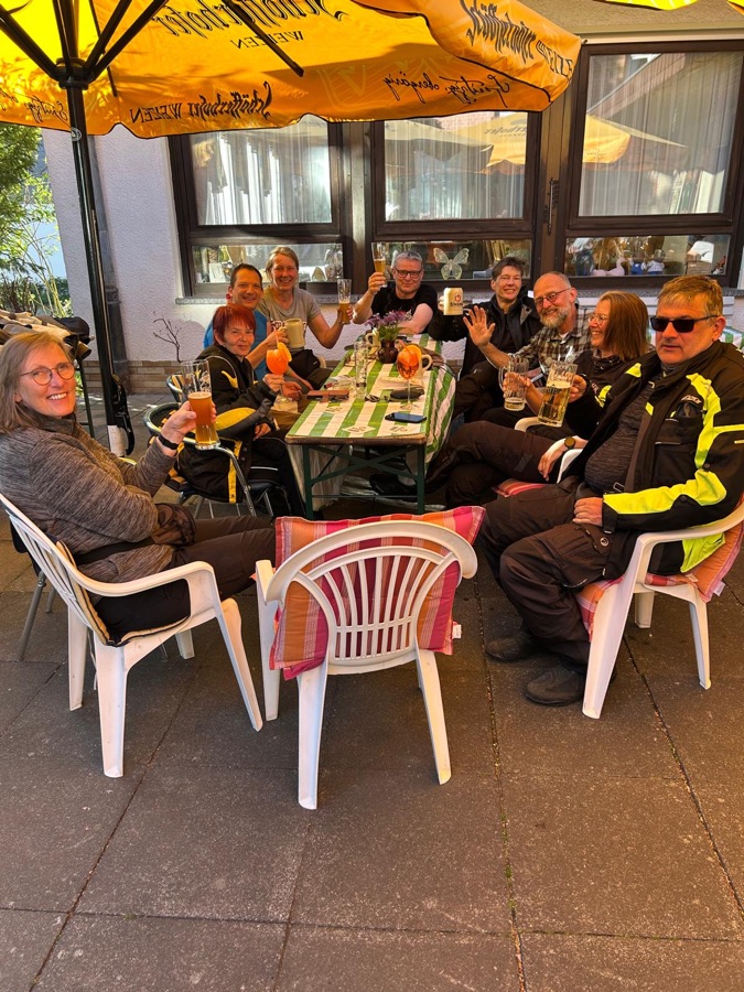 Biker-Tischrunde winkt in die Kamera