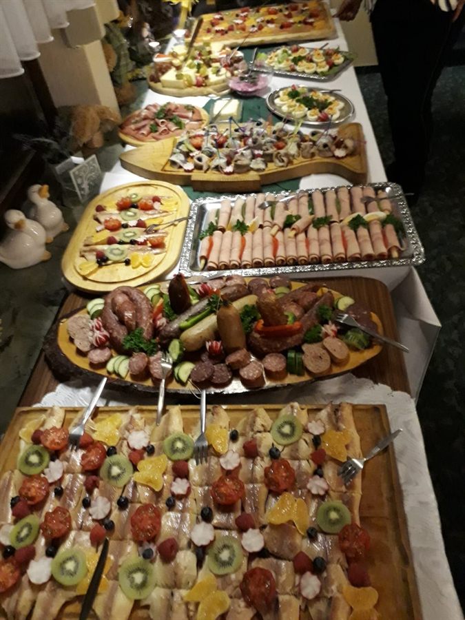 Kaltes Buffet auf langer, weiß gedeckter Tafel