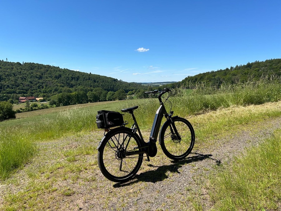 E-Bike auf dem Feldweg mit Blick über den Knüll