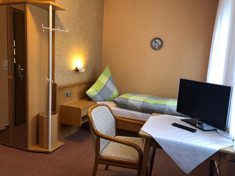 Einzelzimmer mit Schreibtisch, Monteurzimmer in Knüllwald