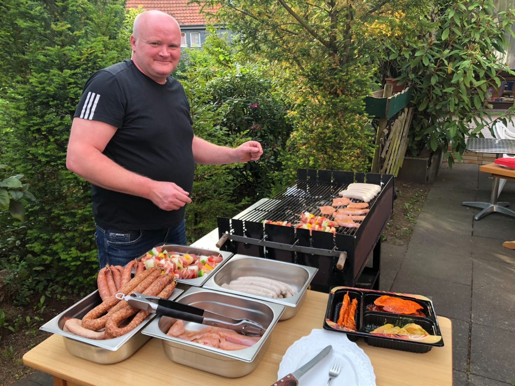 Fleisch und Würstchen auf dem Holzkohlegrill im Garten von ADI HOTELS KNÜLLWALD