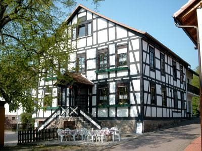 Das Fachwerkhaus von ADI HOTELS KNÜLLWALD mit Vorplatz