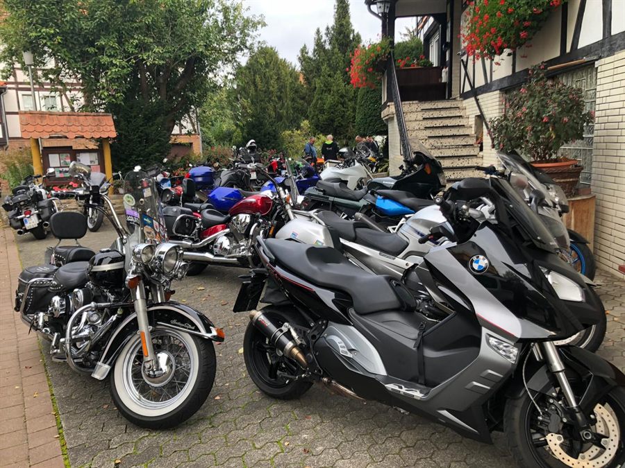 Gepflasterter Hof von ADI HOTELS KNÜLLWALD mit abgestellten Fahrzeugen