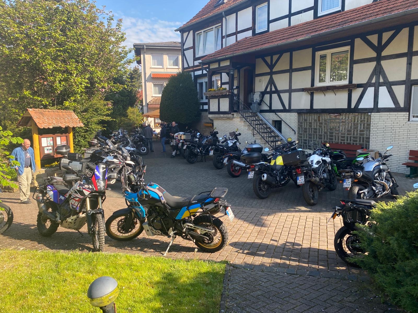 Voller Hof mit einer Reihe Motorräder vor dem Fachwerkhaus