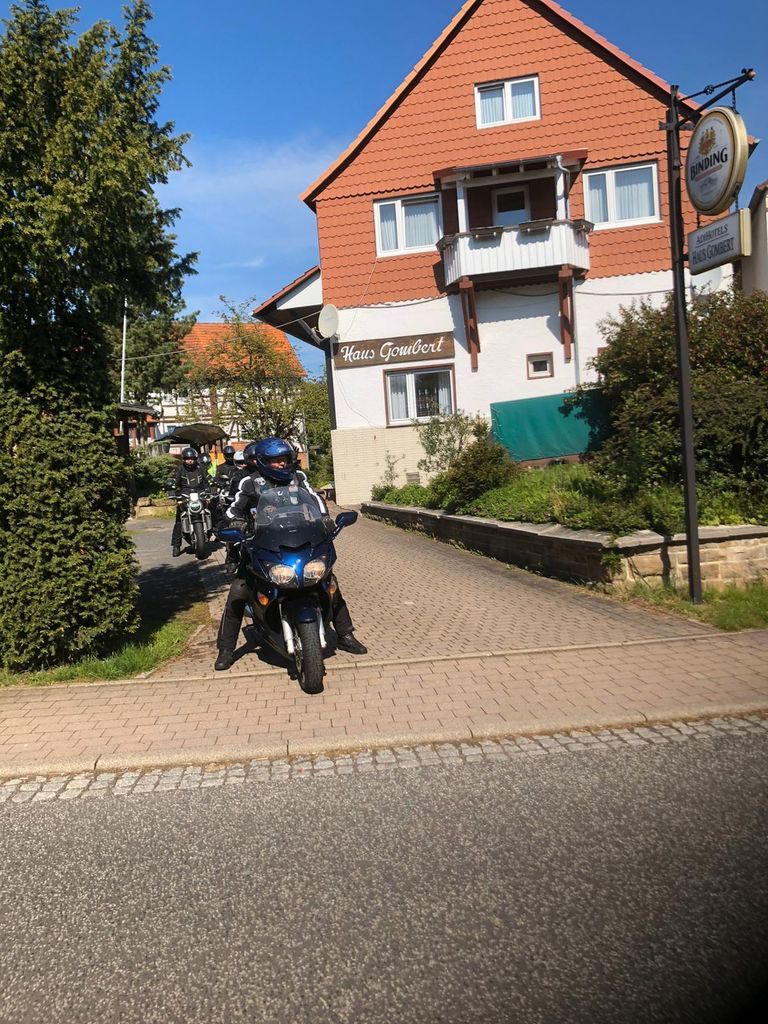 Motorradfahrer verlässt die Hofeinfahrt von ADI HOTELS KNÜLLWALD