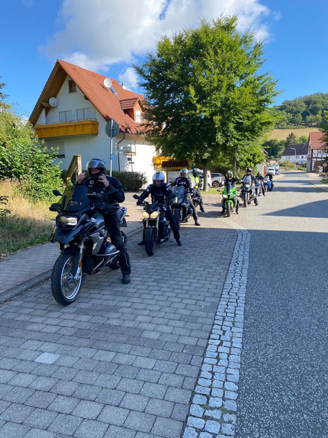 Motorradgruppe auf der Dorfstraße in Rengshausen