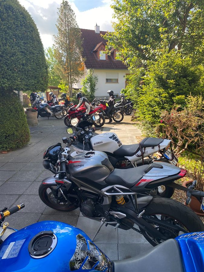 Motorräder auf dem gepflasterten Hof von ADI HOTELS KNÜLLWALD
