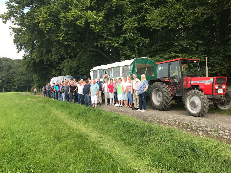 Planwagen mit Gästen auf einem Feldweg, die Planwagenfahrt gehört zum Knüller-Wochenende