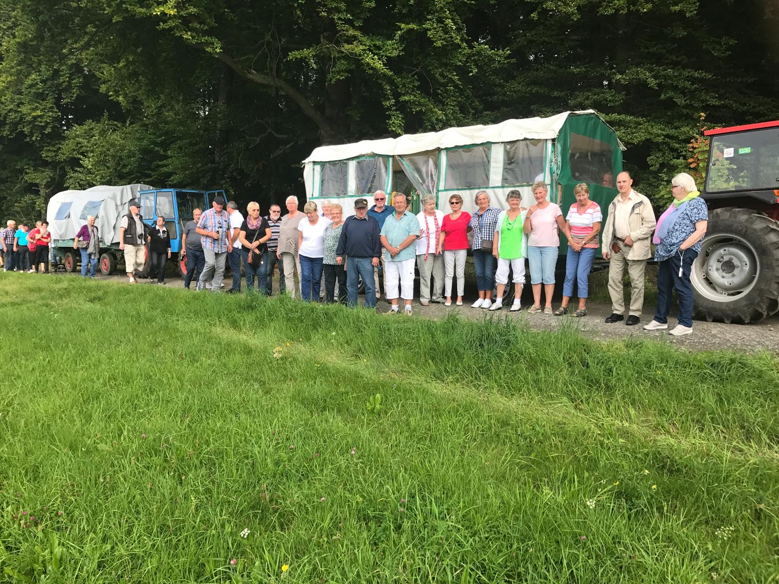 Gruppenfoto vor dem Planwagen auf der Wiese