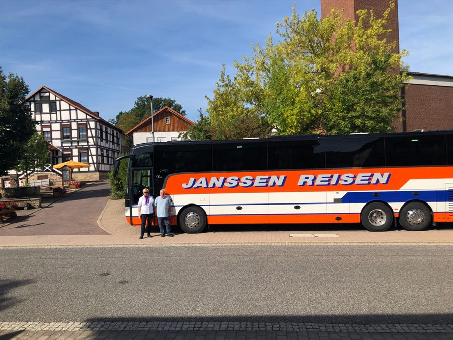 Reisebus vor dem Haus