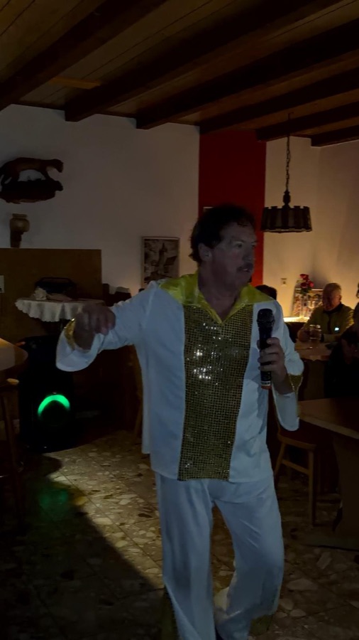 Sänger beim Showabend in der Gaststube