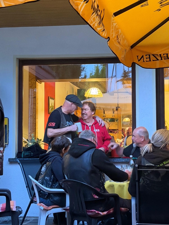 Biker am Abend vor dem beleuchteten Fenster