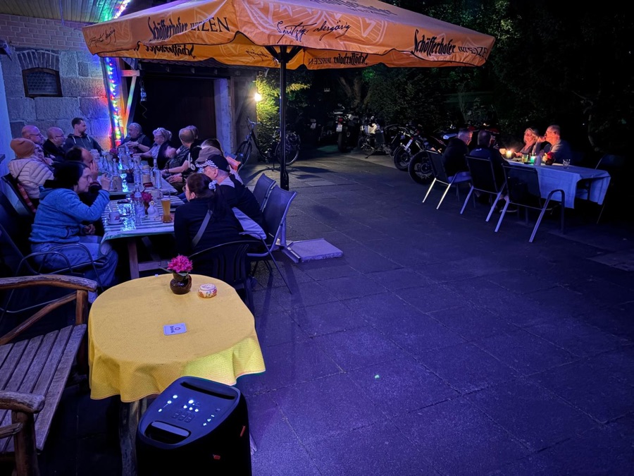 Abendstimmung auf der Terrasse mit buntem Licht