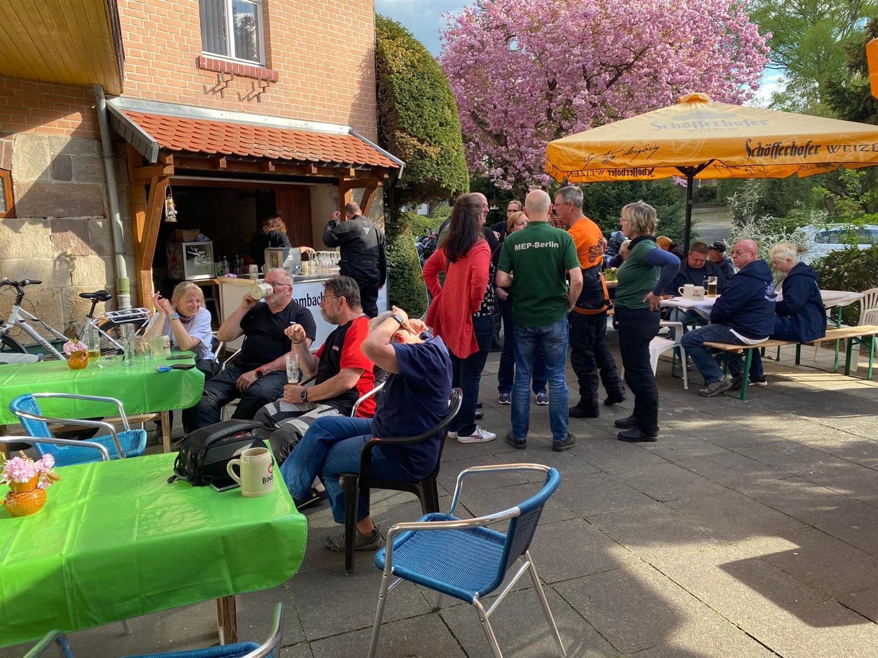Gut besuchte Hofterrasse von ADI HOTELS KNÜLLWALD mit Motorradfahrern