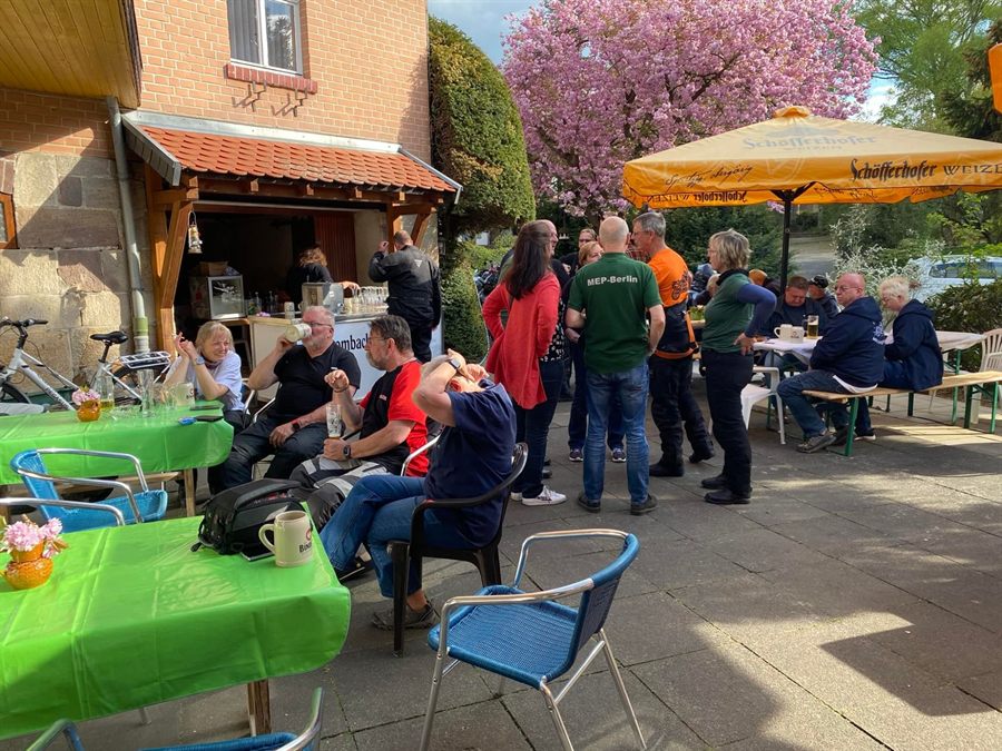 Gut besuchte Hofterrasse mit Motorradfahrern