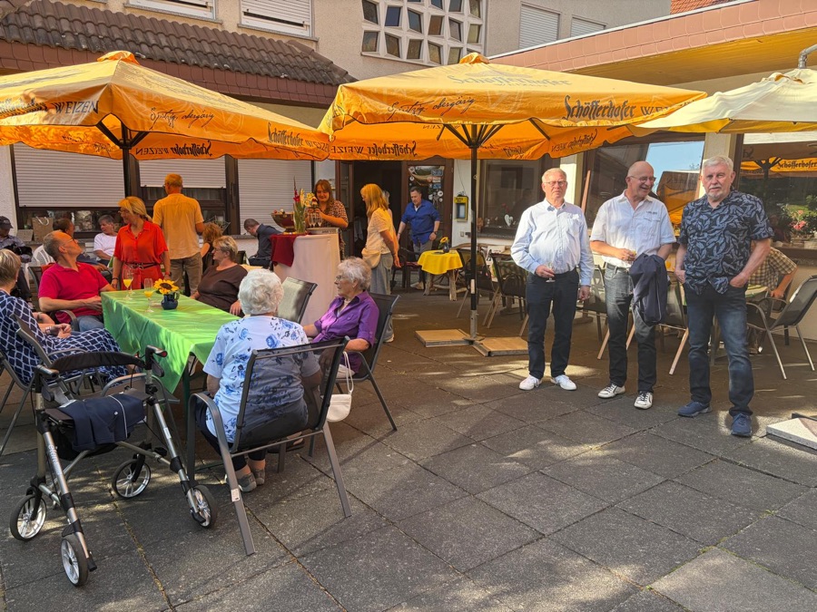 Gäste auf der Hofterrasse am Mittag