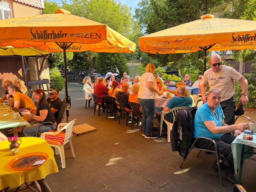 Gäste in der Sonne auf der Hofterrasse