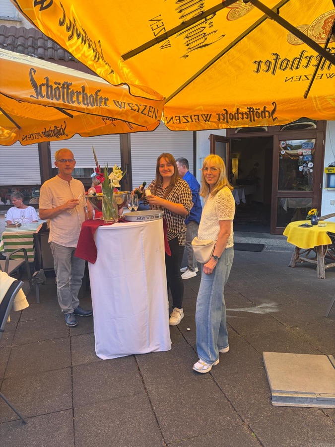 Gäste am Stehtisch auf der Terrasse