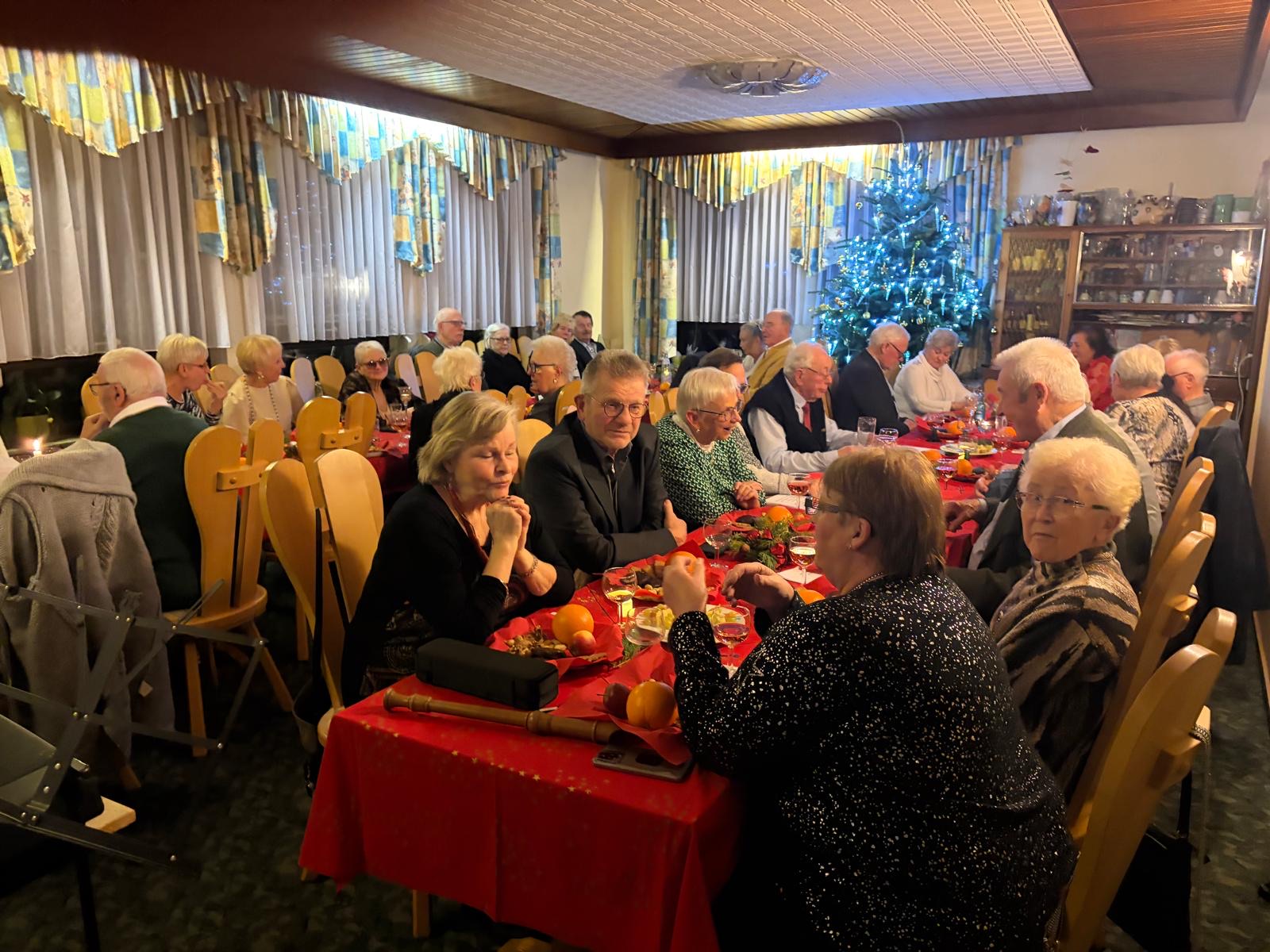 Festlich gedeckte Tafel bei der Weihnachtsfeier im Saal